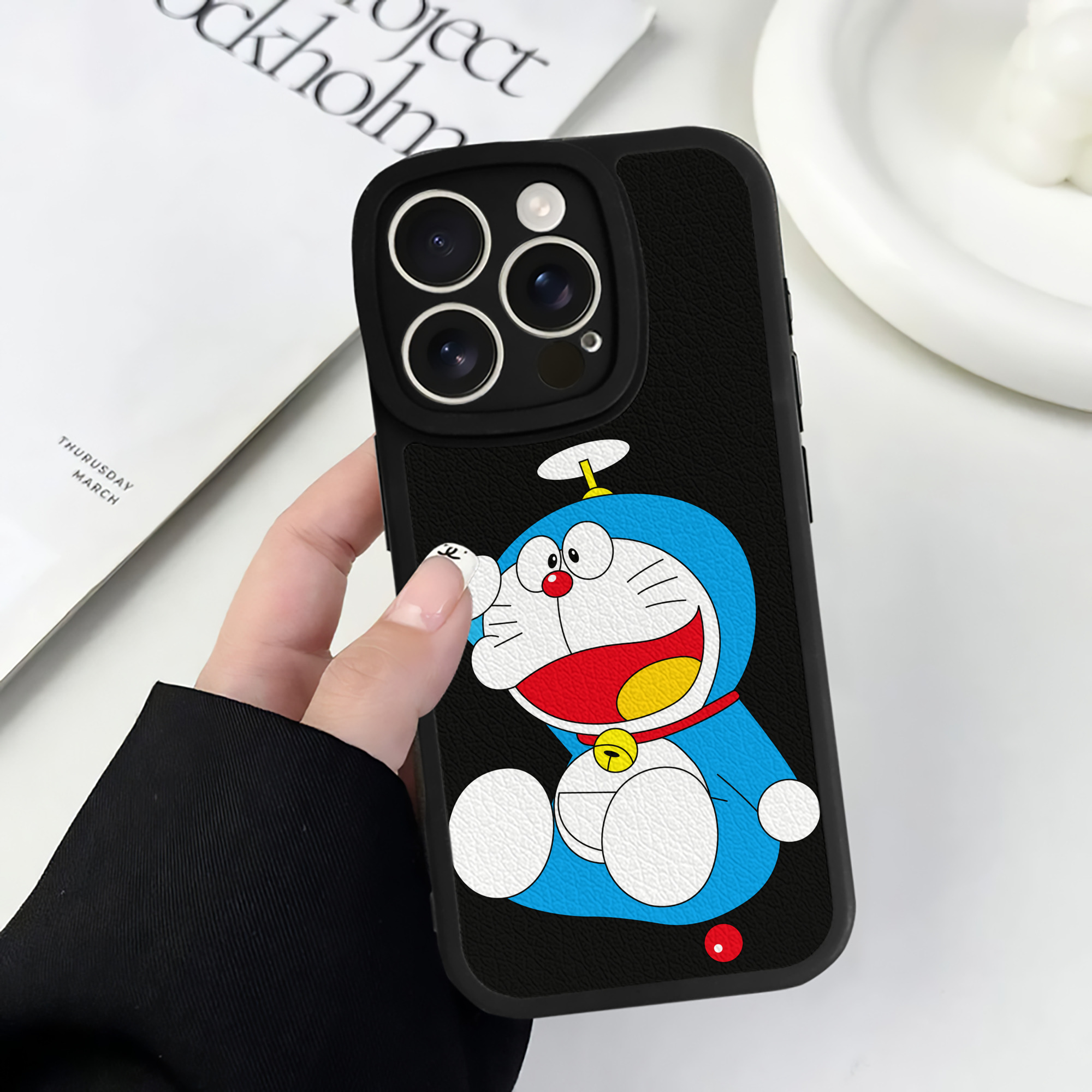 （画像用） ドラえもん Doraemon 【iPhone 16シリーズ対応】シリコンスマホケース（レザー調） 材質：シリコン